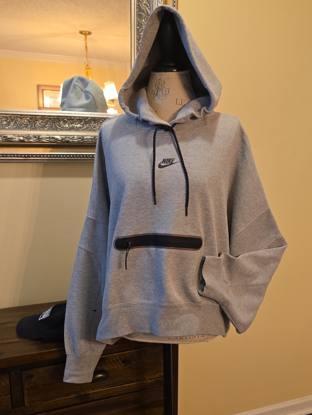 Nike Women's Oversized Cropped Sweatshirt with Dolman Drop-Shoulder Sleeves